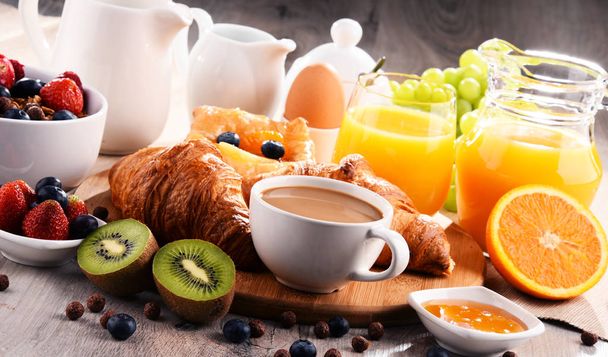 Aamiainen tarjoillaan kahvin, mehun, croissanttien ja hedelmien kera
 - Valokuva, kuva