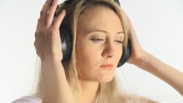 Žena poslouchající hudbu se sluchátky - Záběry, video