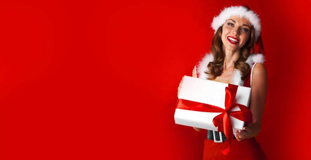 Santa Claus woman with gift - Foto, imagen