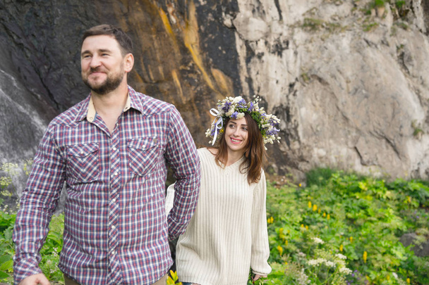 Hipster with a beard leads his bride in nature - Foto, Imagem