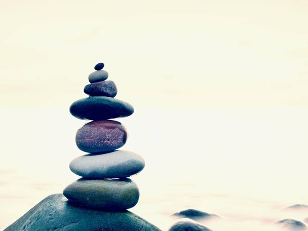 Камни балансируют на круглом камне в море, концепция вдохновения. Красивый пейзаж
 - Фото, изображение