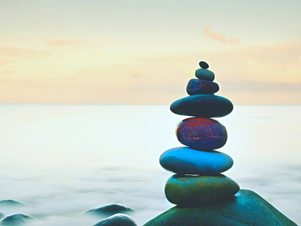 Збалансований камені, стек дзен перед гладкою океану. Заспокійливим видом з тераси. - Фото, зображення