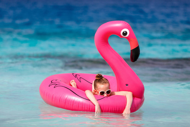 Очаровательная девочка на пляже
 - Фото, изображение