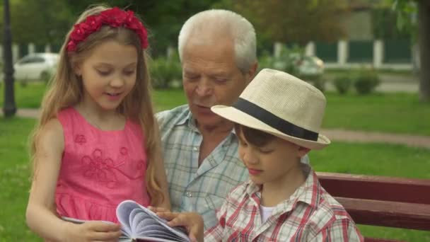 Les enfants passent du temps avec leur grand-père à l'extérieur
 - Séquence, vidéo