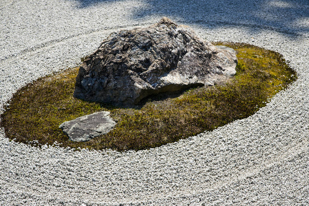 Несколько камней знаменитого скального сада Рёандзи
 - Фото, изображение