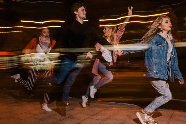 Молодіжний рух у нічному місті. Розмитий фон
 - Фото, зображення
