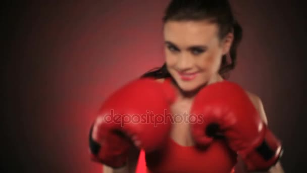 Voimakas nainen nyrkkeilijä heittää lyöntejä
 - Materiaali, video