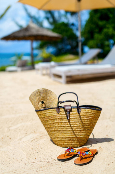Slaměná taška na tropické pláži - Fotografie, Obrázek