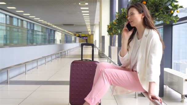 Retrato de jovem caucasiana um aeroporto à espera de sua aeronave
 - Filmagem, Vídeo