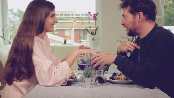Paar nach Heiratsantrag high five - Filmmaterial, Video