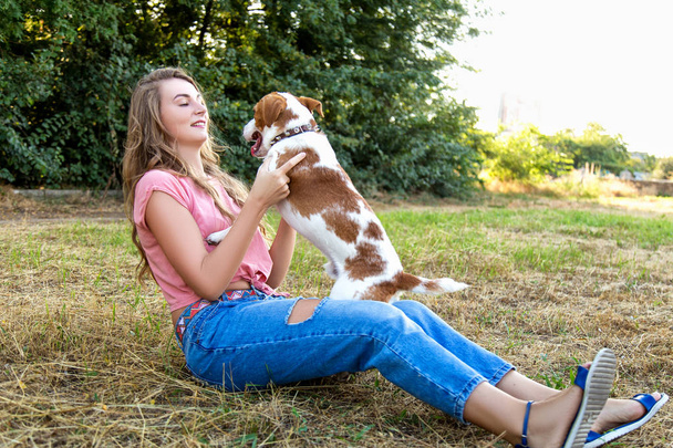 belle fille jouer avec un beagle chiot
 - Photo, image