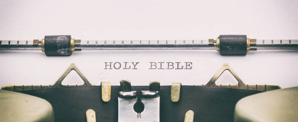 HOLY BIBLE в великих літер на аркуші друкарської машинки
 - Фото, зображення