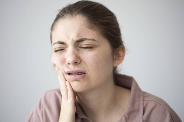 Jeune femme avec mal de dents
 - Photo, image