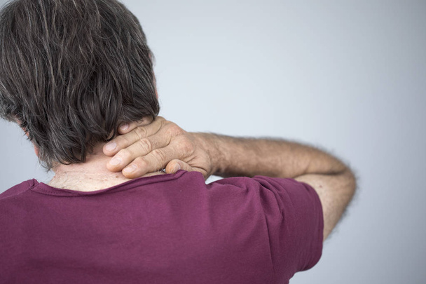 Homem com dor no pescoço
 - Foto, Imagem
