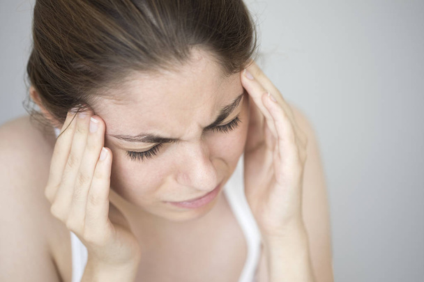 Mujer joven con dolor de cabeza
 - Foto, Imagen