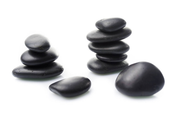 Massageie pedras no branco. Pedras pretas isoladas
 - Foto, Imagem