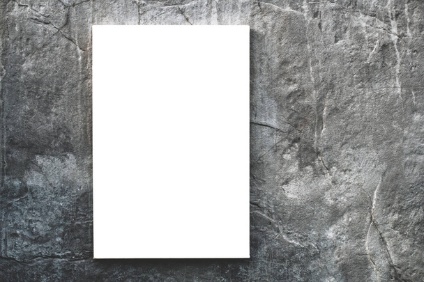 Белый лист бумаги или чистый рекламный щит для рекламы, висящий на современной бетонной стене или фактуре на современном городе. Концепция
 - Фото, изображение