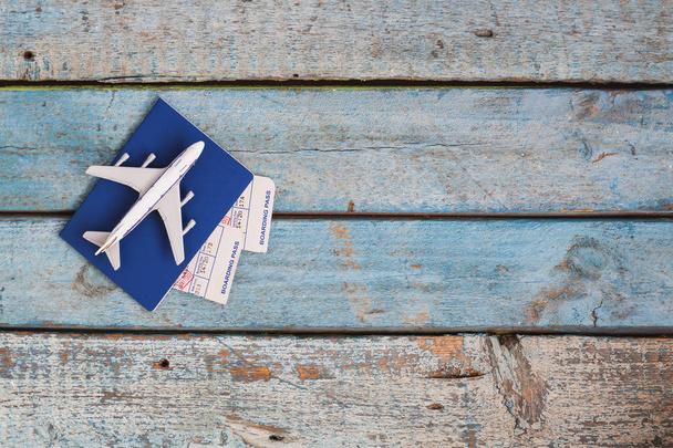 αεροπλάνο για ένα διαβατήριο με αέρα εισιτήρια, γκρο πλαν, σε ένα ξύλινο β - Φωτογραφία, εικόνα