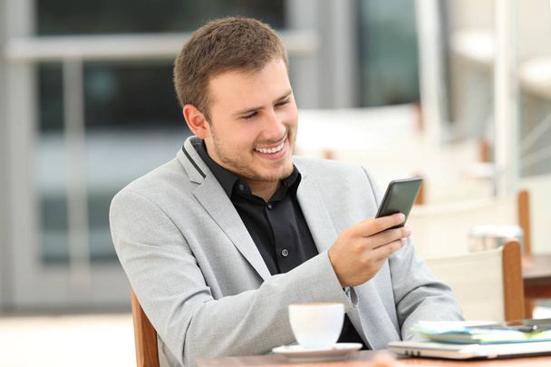 Executive ember olvasó-ra vonal elégedett-ban egy mozgatható telefon - Fotó, kép