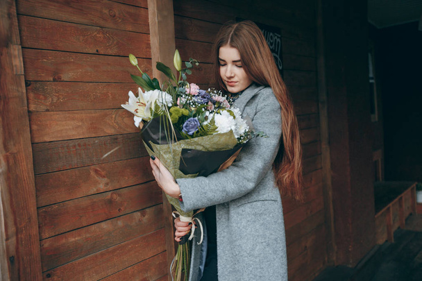 girl with a bouquet - Фото, зображення