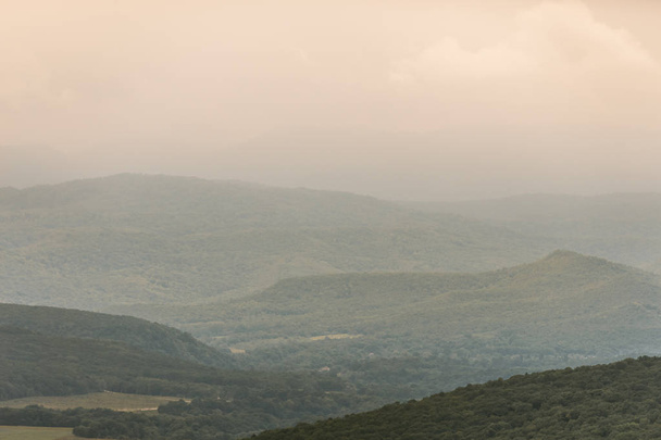 Горы Кавказа в утреннем тумане, тумане и горном хипстерском ландшафте
 - Фото, изображение