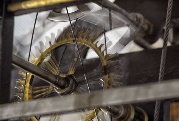 Stary mechanizm wielkiego zegara wieżowego - Zdjęcie, obraz