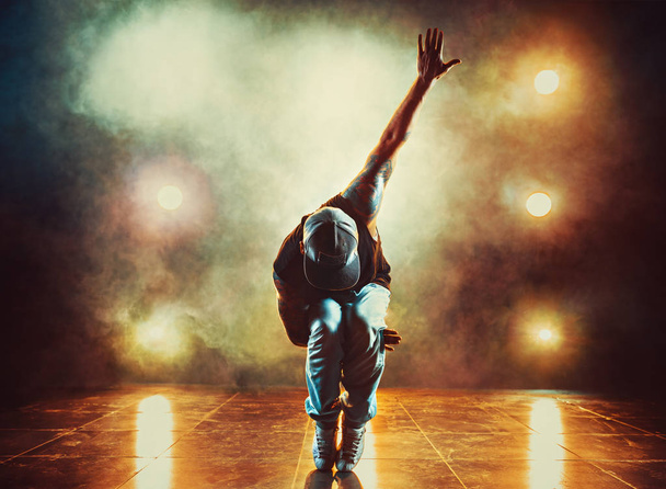 Young man dancing - Foto, imagen