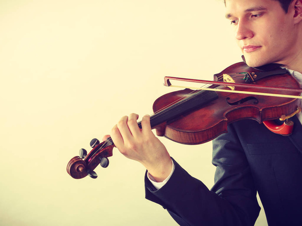 Man man dressed elegantly playing violin - Foto, immagini