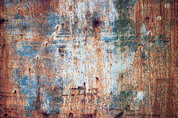 Üzerinde korozyon paslı doku demir çok renkli boya ile bir araya geldi - Fotoğraf, Görsel