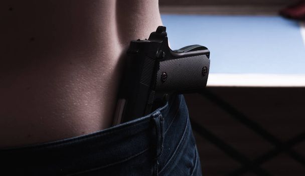 La délinquante avec une arme à la ceinture, possession illégale d'armes
, - Photo, image