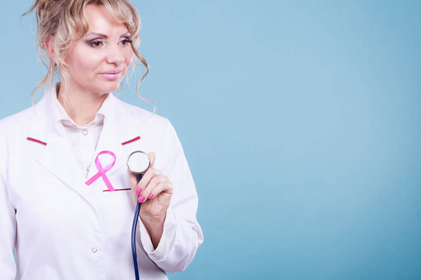 Lekarz z rak różowa wstążka - Zdjęcie, obraz
