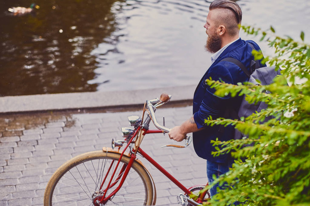Homme avec vélo rétro dans un parc
 - Photo, image