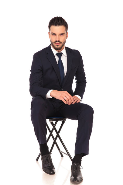 ENSZ borotvált üzleti fiatalember ül a székre  - Fotó, kép