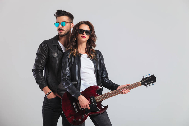 fashion couple playing electric guitar  - Foto, afbeelding