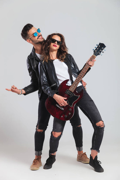Aufgeregtes Rock 'n "Roll-Paar spielt E-Gitarre - Foto, Bild