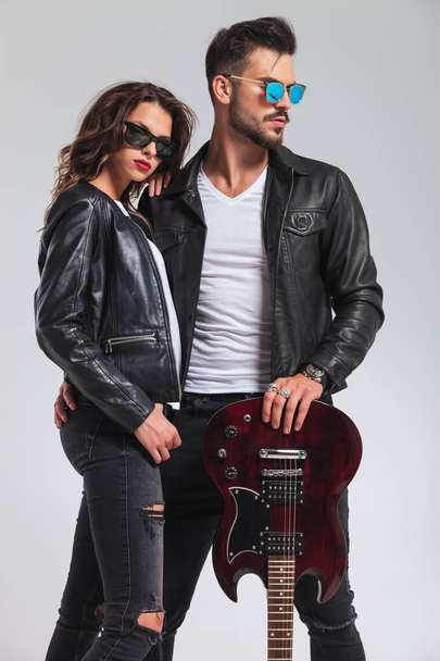 Rock and roll pár stojící v objetí - Fotografie, Obrázek