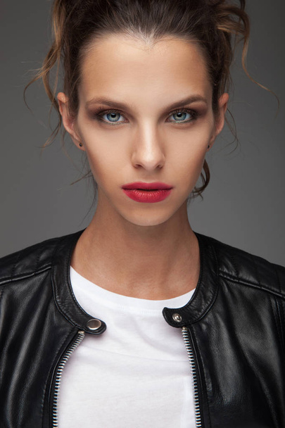 portrait of a young woman in leather jacket  - Foto, afbeelding
