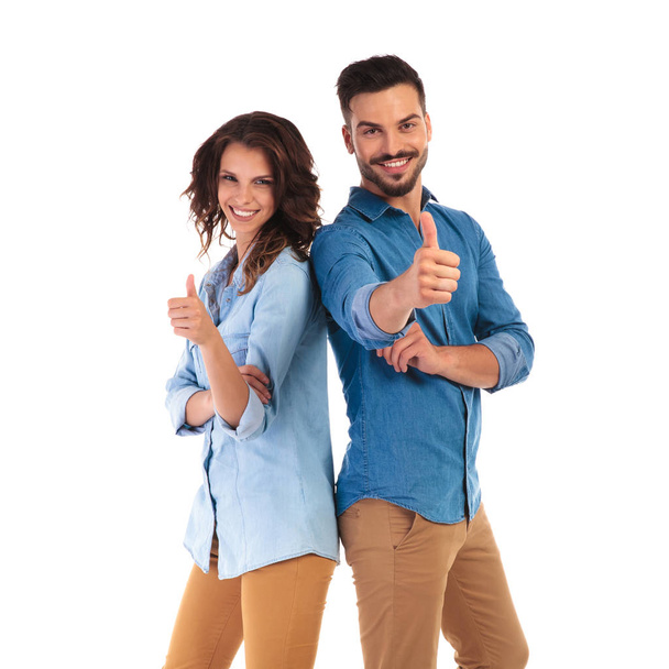 smiling casual couple making the ok sign - Foto, Imagen