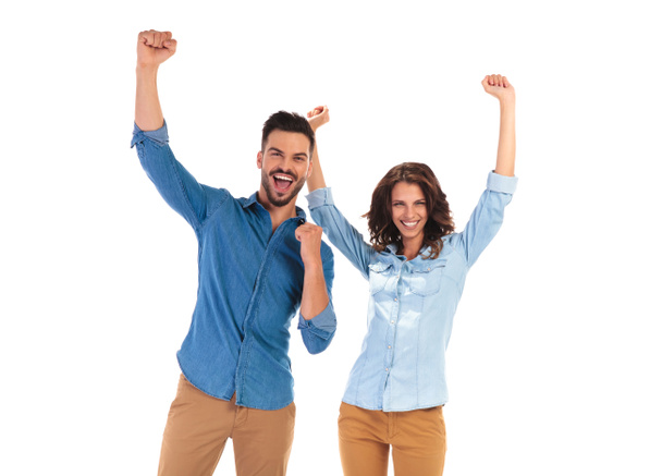 felice giovane coppia celebrando il successo con le mani in alto
 - Foto, immagini