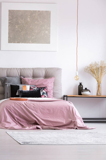 Pink bedsheets on king-size bed - Zdjęcie, obraz