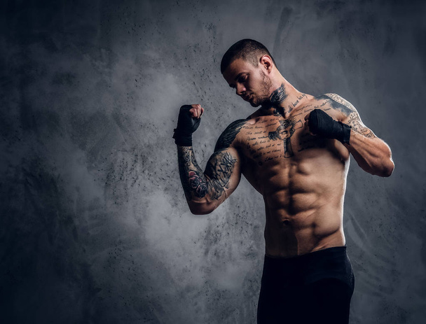 Tatuato combattente maschio
 - Foto, immagini