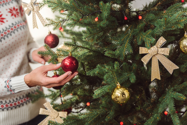 Ragazza decorazione albero di Natale - Foto, immagini