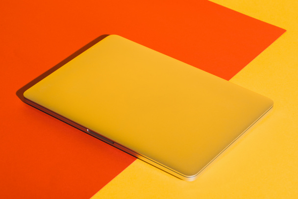 ordinateur portable sur jaune et rouge
 - Photo, image