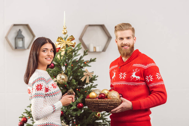 couple decorating christmas tree - Valokuva, kuva