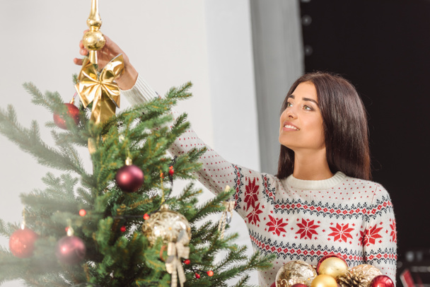 girl decorating christmas tree - Zdjęcie, obraz