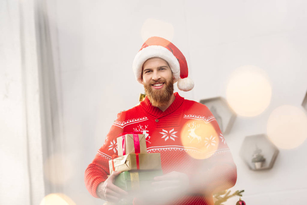 handsome man with christmas presents - Fotoğraf, Görsel