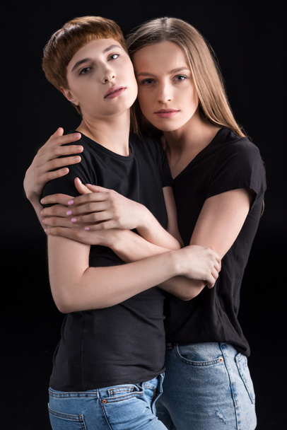 lesbisch koppel knuffelen - Foto, afbeelding