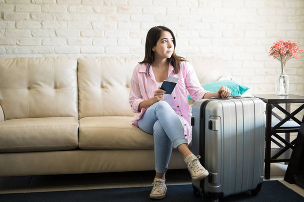  young woman with suitcase - Zdjęcie, obraz