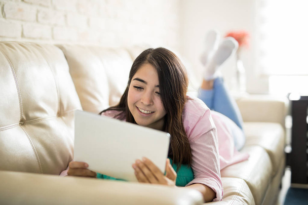mulher conversando em um computador tablet
  - Foto, Imagem