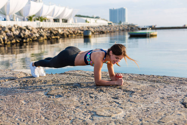 Frau trainiert am Strand - Foto, Bild